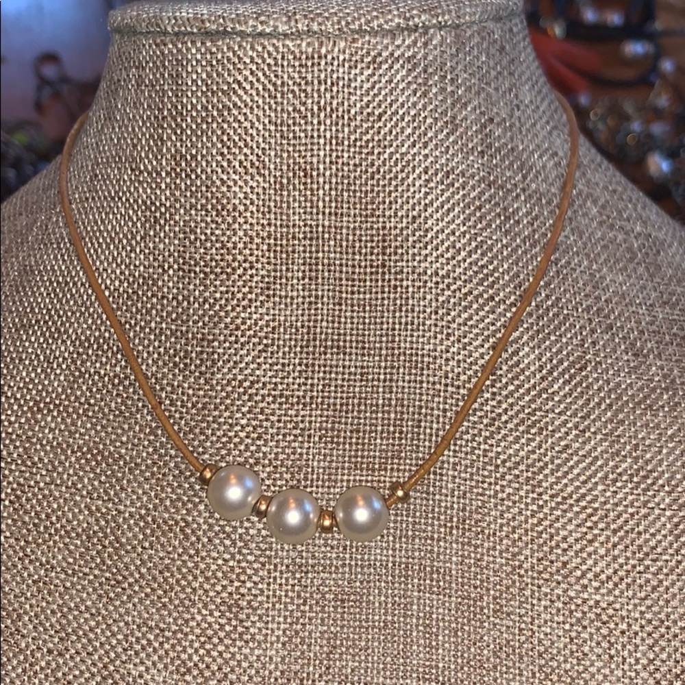 Fro DuPont Triple pearl choker